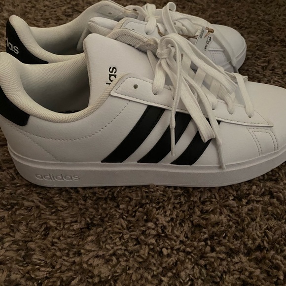 Adidas size 7.5 women’s shoes - Picture 5 of 6